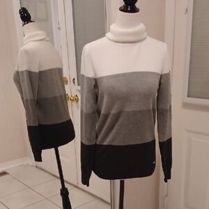 4/$80 Calvin Klein Gray & White Turtleneck Sweater - Size XS